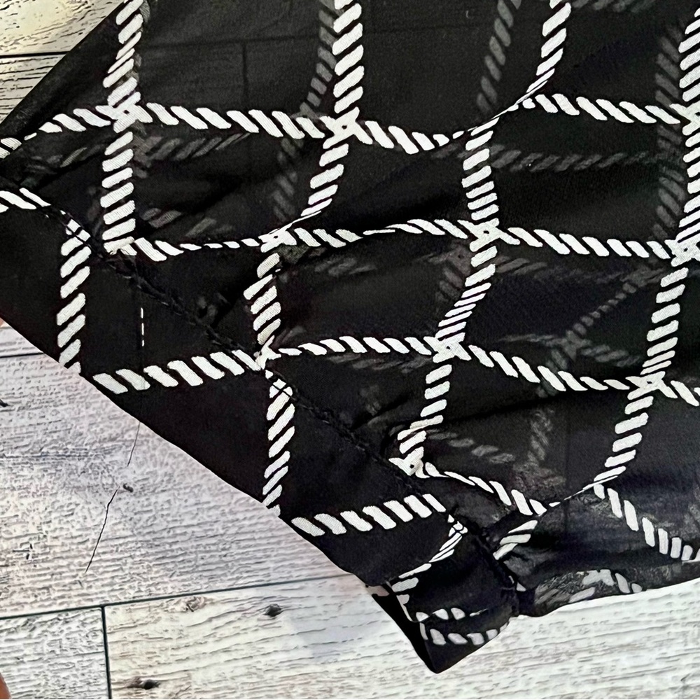 Old‎ Navy Black/ White  Blouse Size-Large Sheer, Lightweight Versatile Wear - Picture 3 of 8